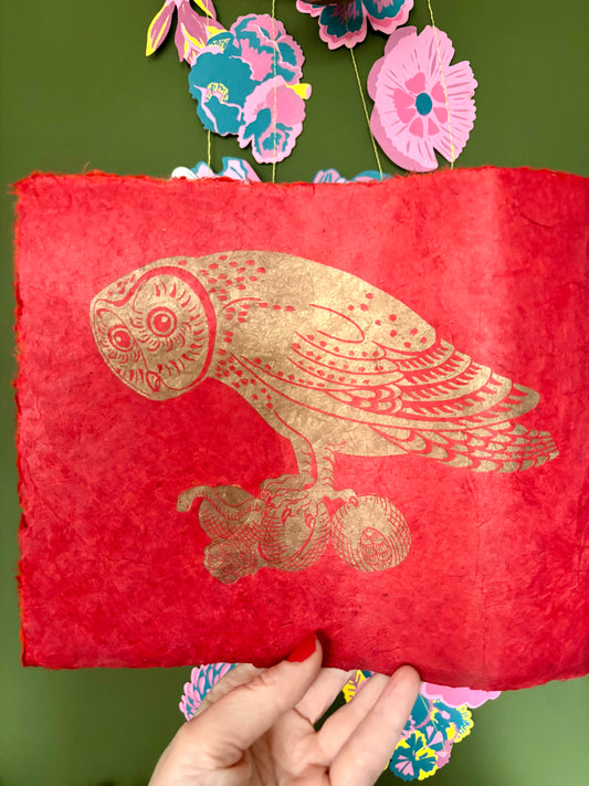 قائمة مهرجان "سوبر سيكوندز": طباعة "أنكشس أول" (Anxious Owl) باستخدام تقنية الليكوت على ورق "لوكتا" أحمر بلون ذهبي